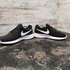 nike tanjun 8126